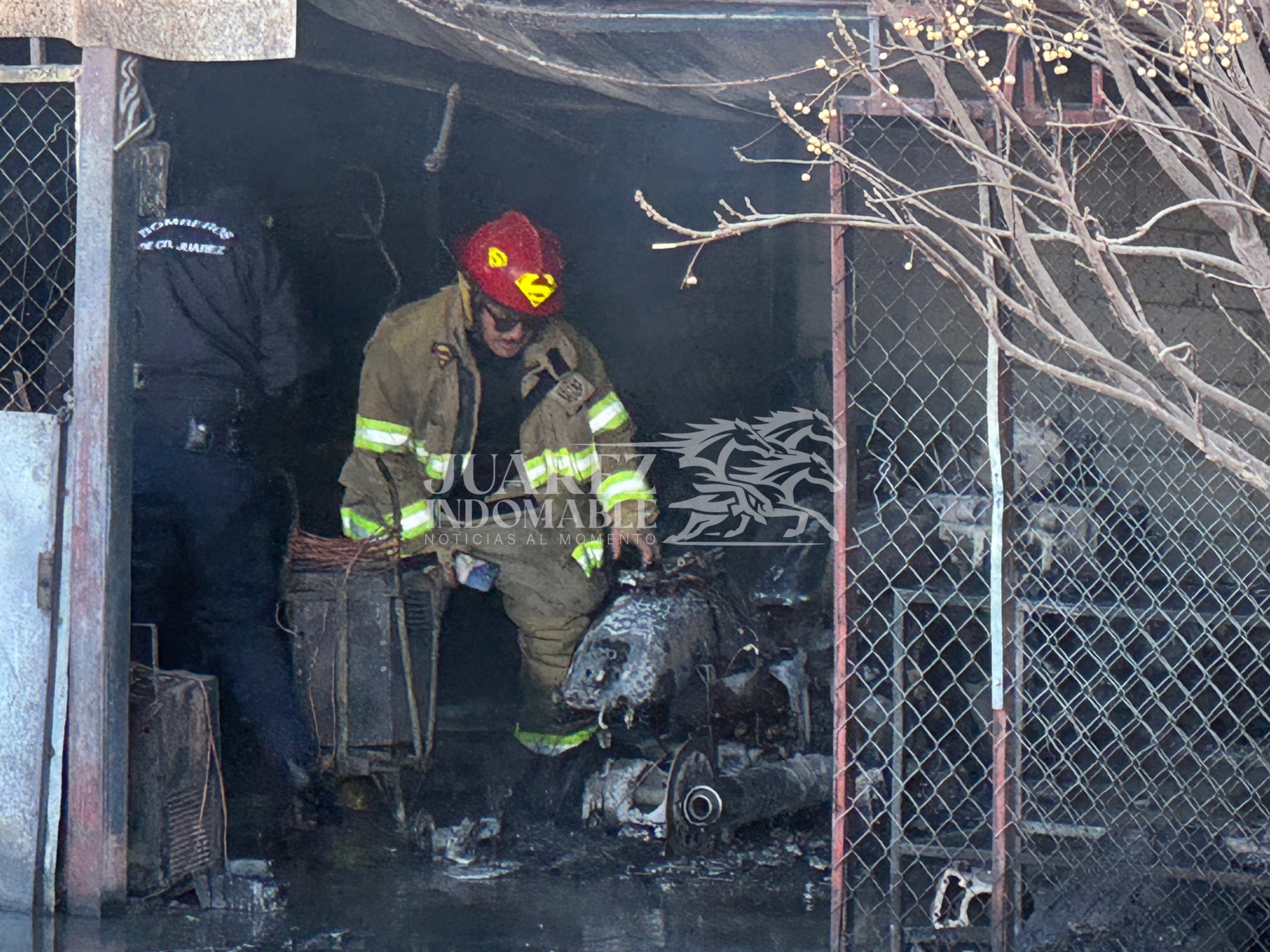 Fuego en taller mecánico daña motocicletas de seguridad vial