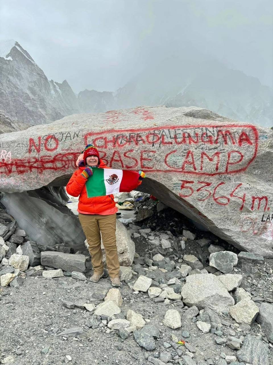 Filósofa chihuahuense lleva su bandera al Everest